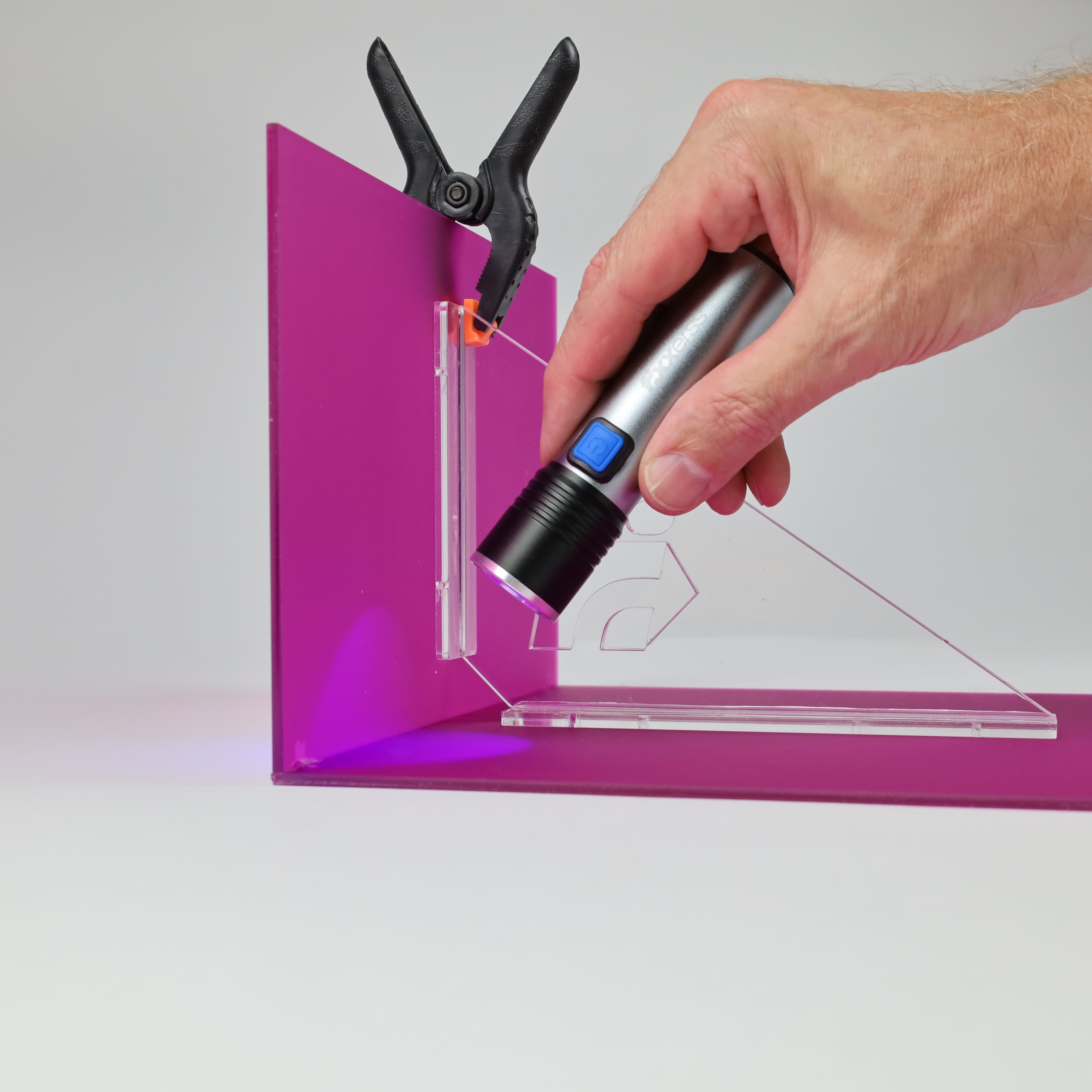 14_Colle UV pour plastique Fixxerss