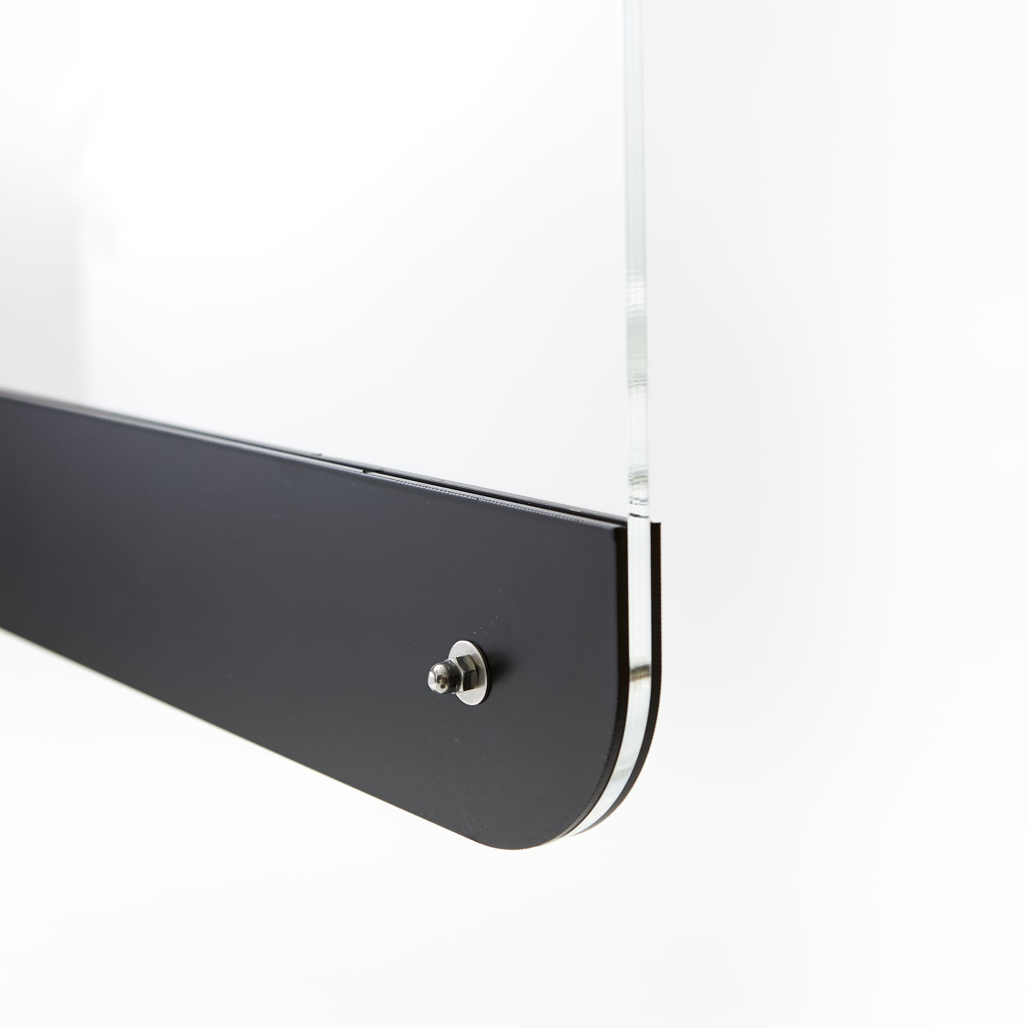 Ecran en plexiglass monte sur base en acier